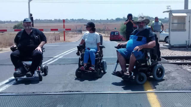 נכים חוסמים את מסילת הרכבת ליד יקום  (צילום: הנכים הופכים לפנתרים)