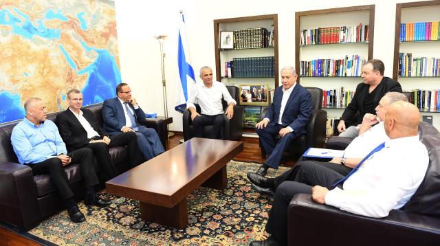 בנימין נתניהו והשרים עם הנבחרים הדרוזים (צילום: חיים צח, לע"מ)