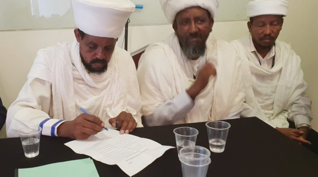 קייסים אתיופים חותמים על מכתב ישיר לנתניהו (צילום: מטה המאבק להעלאת יהודי אתיופיה)