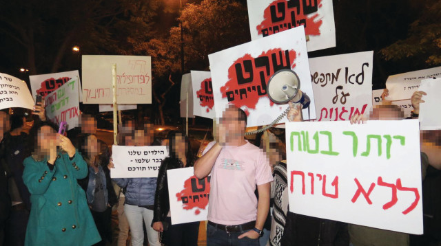 מחאת ההורים בבית הספר שבו לימד המורה הפדופיל (צילום: פז בר)