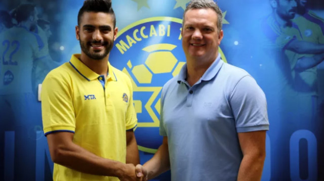 מנספורד וקנדיל במעמד החתימה (צילום: האתר הרשמי של מכבי ת"א)