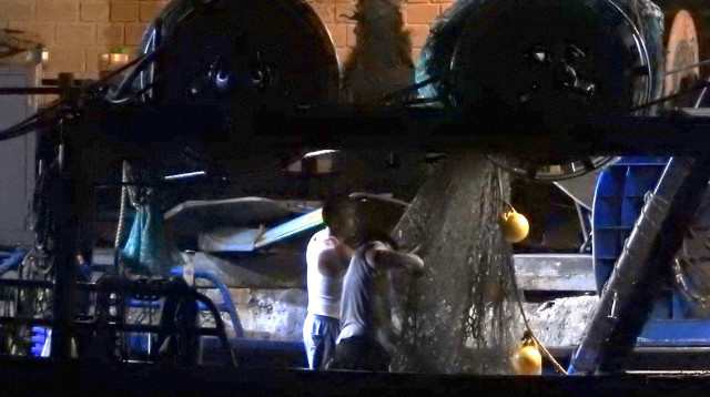 תיעוד: דיג באמצעות ספינות מכמורת בחודש יולי, בניגוד לחוק (צילום: החברה להגנת הטבע)