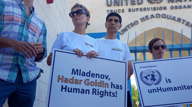 משפחת גולדין מול מטה האו"ם בירושלים (צילום: אסתי דזיובוב/TPS)