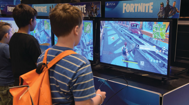 ילד משחק פורטנייט בכנס פלייקון (צילום: אבשלום ששוני)