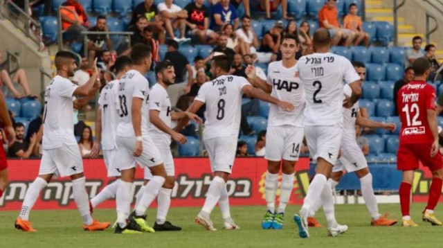 שחקני בני יהודה חוגגים (צילום: אלוני מור)