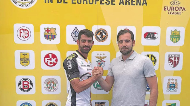 עומרי בן הרוש במעמד החתימה (צילום: האתר הרשמי)