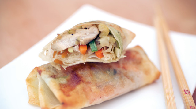 תור לחלוקת דלק בעזה כיסונים (צילום: פסקל פרץ־רובין, דרור כץ, מתוך הספר "המטבח הקל של פסקל")