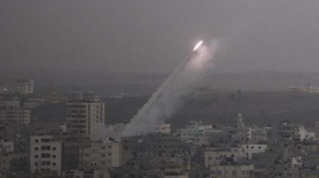 שיגור רקטה מרצועת עזה לעבר ישראל (צילום: רויטרס)