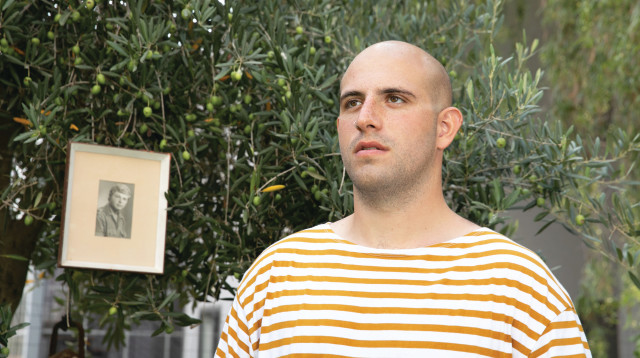 גל שניאור ותמונתו של דודו אפי (צילום: דיאגו מיטלברג)