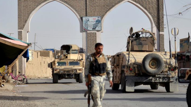 חייל אפגני באזור הקרבות עם הטליבאן (צילום: רויטרס)