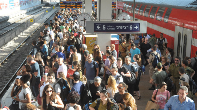 עומס ברכבת ישראל (צילום: אבשלום ששוני)