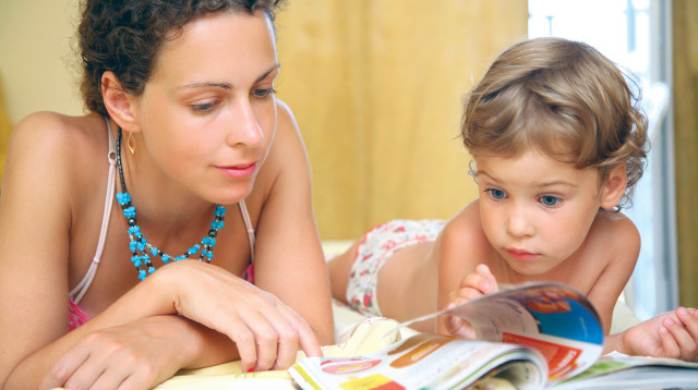 אמא מקריאה סיפור לילד, אילוסטרציה (צילום: אינג אימג')