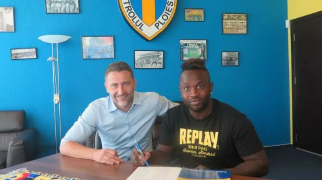 טוטו תמוז במעמד החתימה (צילום: האתר הרשמי)