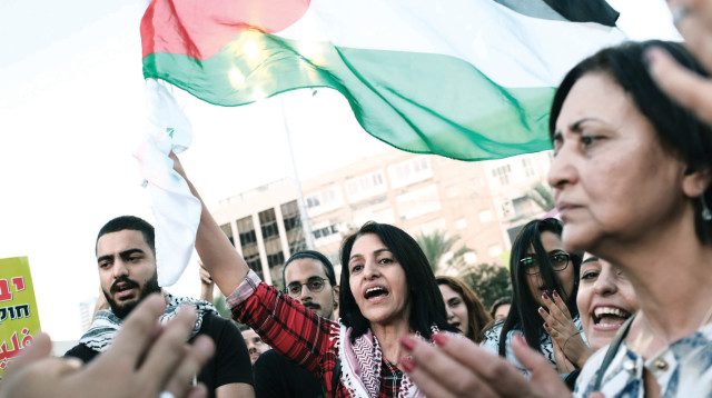 מפגינים עם דגל פלסטין (צילום: תומר נויברג, פלאש 90)