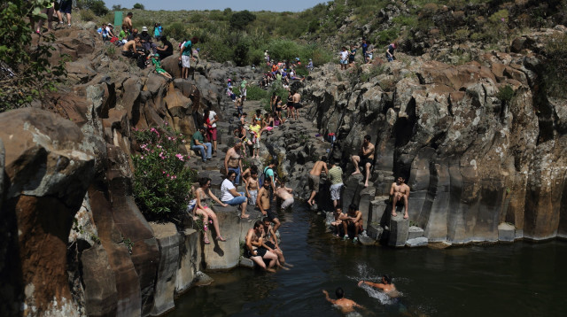 מטיילים בנחל זוויתן (צילום: יעקב נחומי, פלאש 90)