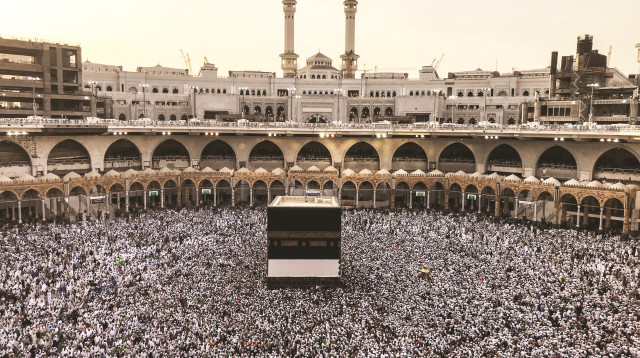 עלייה לרגל סביב הכעבה במכה (צילום: רויטרס)