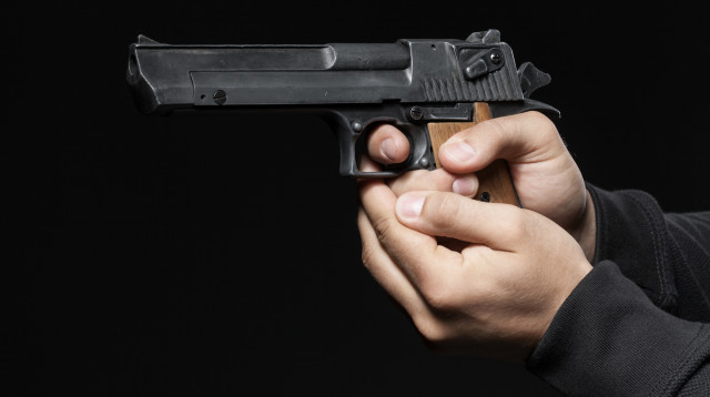 גבר עם אקדח (אילוסטרציה) (צילום: אינג אימג')