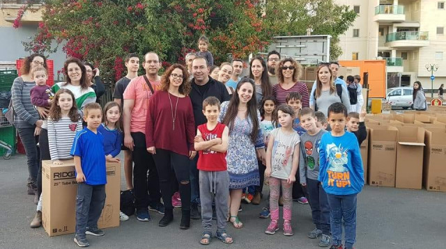 מבצע האריזה בהוד השרון (צילום: תומר קרן)