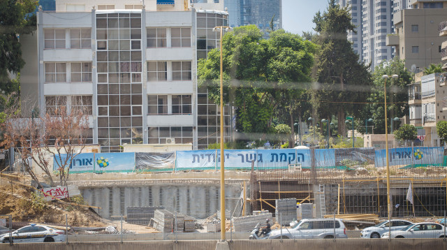 אתר העבודה של גשר יהודית בצדו המערבי (צילום: מרים אלסטר, פלאש 90)