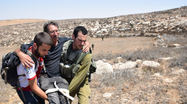 פינוי פעילי שמאל בדרום הר חברון (צילום: נסר נוואג'עה, בצלם)