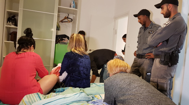 הפשיטה על בית הבושת  (צילום: דוברות המשטרה)