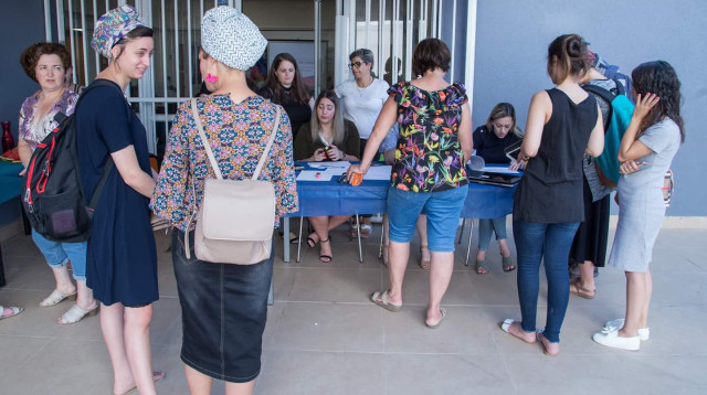 סטודנטים מגישים מועמדות לקבלת מלגות מפעל הפיס (צילום: ענת קובי)