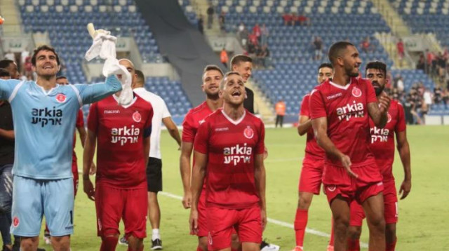 שחקני הפועל תל אביב חוגגים (צילום: עדי אבישי)