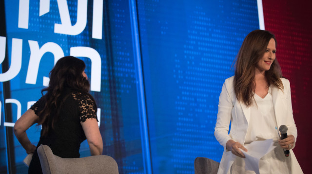 מוניקה לוינסקי עוזבת את הבמה ב"ועידת המשפיעים (צילום: יונתן זינדל, פלאש 90)