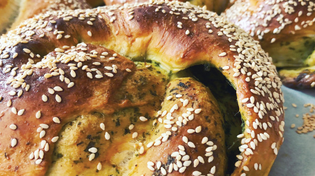 חלה מתוקה עם ממרח פסטו  (צילום: פסקל פרץ-רובין)