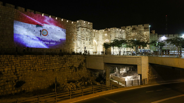 דגל פרגוואי על חומות ירושלים (צילום: יונתן זינדל, פלאש 90)