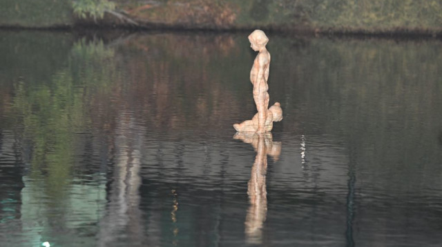 פסל לזכרה של רוז פיזם (צילום: אבשלום ששוני)