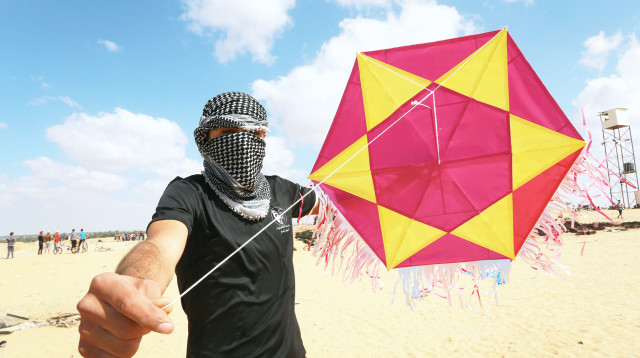 עפיפון תבערה (צילום: עבד ראחים חטיב, פלאש 90)