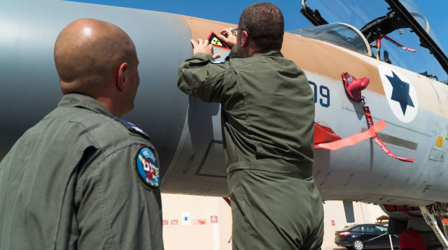 הטבעת סמל "מחוץ לקופסא" על מטוס F-16 (צילום: דובר צה"ל)