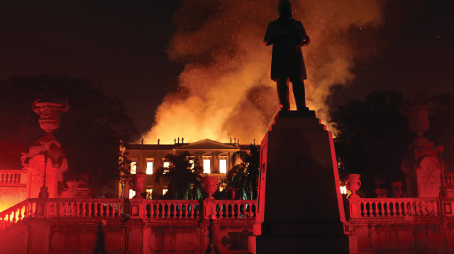המוזיאון הלאומי בריו עולה באש (צילום: רויטרס)