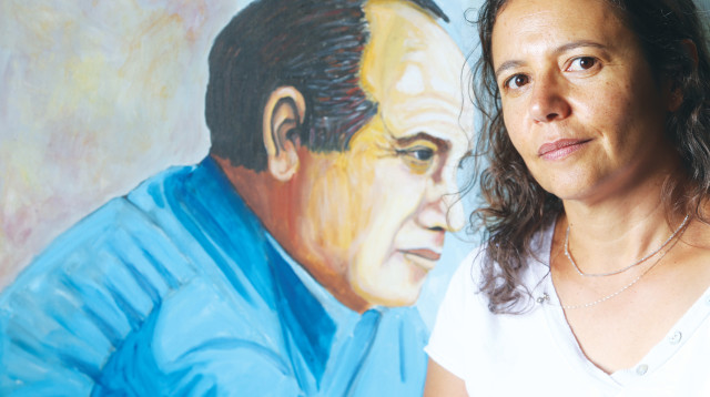 נעה דגן על רקע איור של אביה, מאיר ז"ל (צילום: מירי צחי)