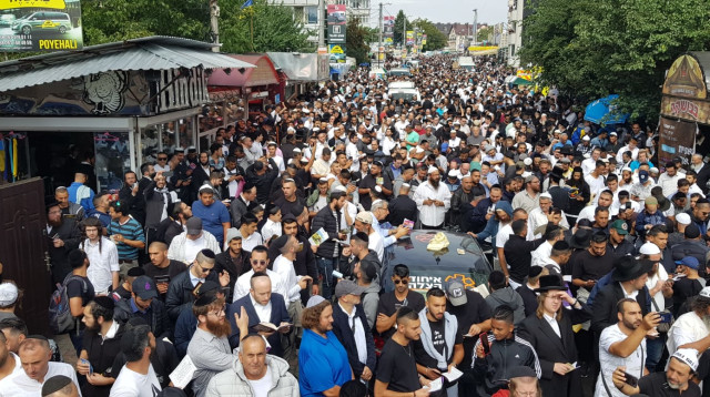 כוחות משטרה מאבטחים ישראלים באומן (צילום: דוברות המשטרה)