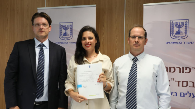 השרה שקד עם המשנה ליועמ"ש רז נזרי ומנהל בתי המשפט יגאל מרזל (צילום: ששון תירם)