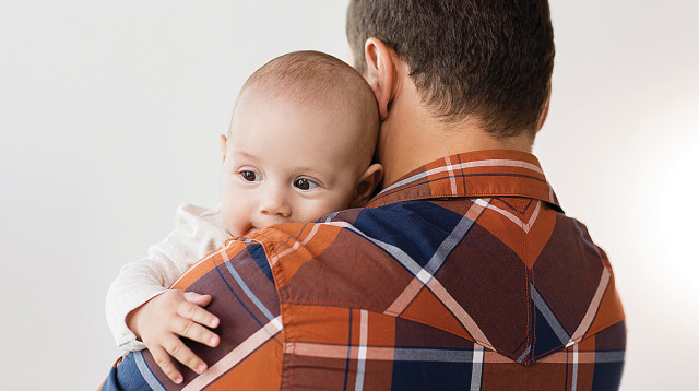 אבא עם תינוק (צילום: אינג אימג')