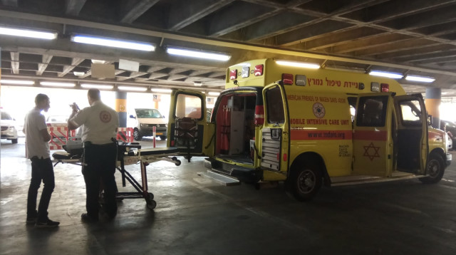 אמבולנס בבית החולים "שערי צדק" (צילום: אסתי דזיובוב/TPS)