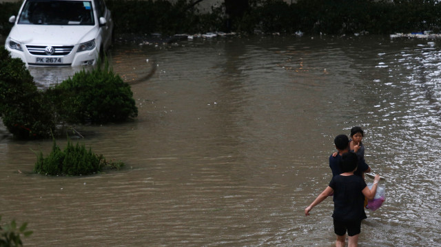 הצפה בהונג קונג בעקבות הטייפון מנגקוט (צילום: רויטרס)