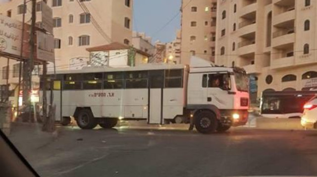 טיולית עם חיילים שנכנסה בשוגג למחנה הפליטים קלנדיה (צילום: רשתות ערביות)