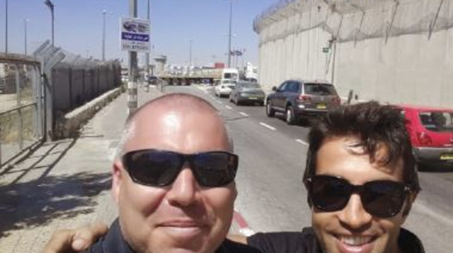 גונן בן־יצחק עם ״הנסיך הירוק״ (צילום: אורי ברייטמן, גונן בן־יצחק)