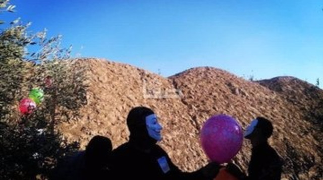 מחבלים משגרים בלוני תבערה בעזה (צילום: רשתות ערביות)