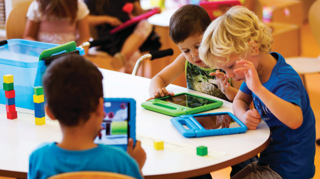 ילדים לומדים עם טאבלט (צילום: רויטרס)