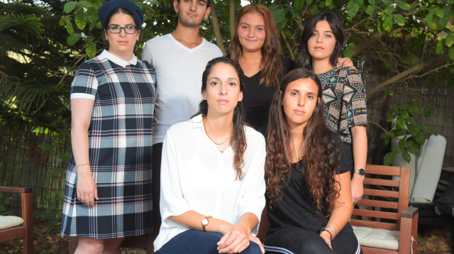 אחי הנספים באסון נחל צפית (צילום: אבשלום ששוני)