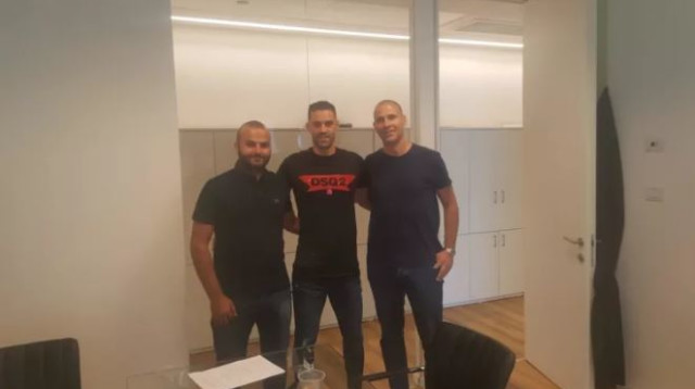 ארבייטמן במעמד החתימה (צילום: האתר הרשמי)