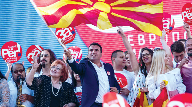 ראש ממשלת מקדוניה זוראן זאאב בעצרת תמיכה בהסכם (צילום: AFP)