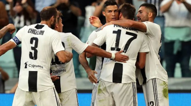 רונאלדו חוגג עם שחקני יובנטוס (צילום: Getty images)