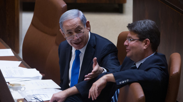 אקוניס ונתניהו (צילום: מרים אלסטר, פלאש 90)