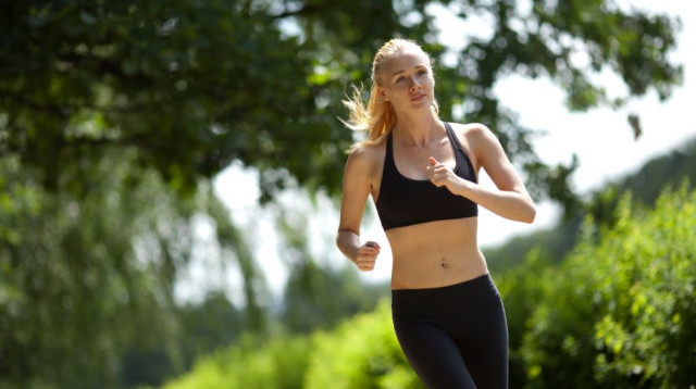 אישה לקראת רצה (צילום: אינג אימג')